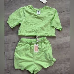 Les boys les girls set in green